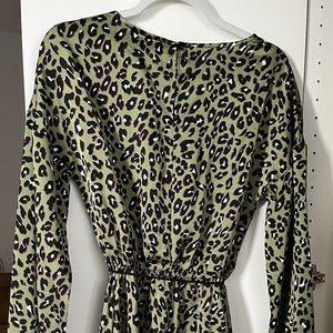 Mini flirty dress. Leopard print. Small, long sleeves